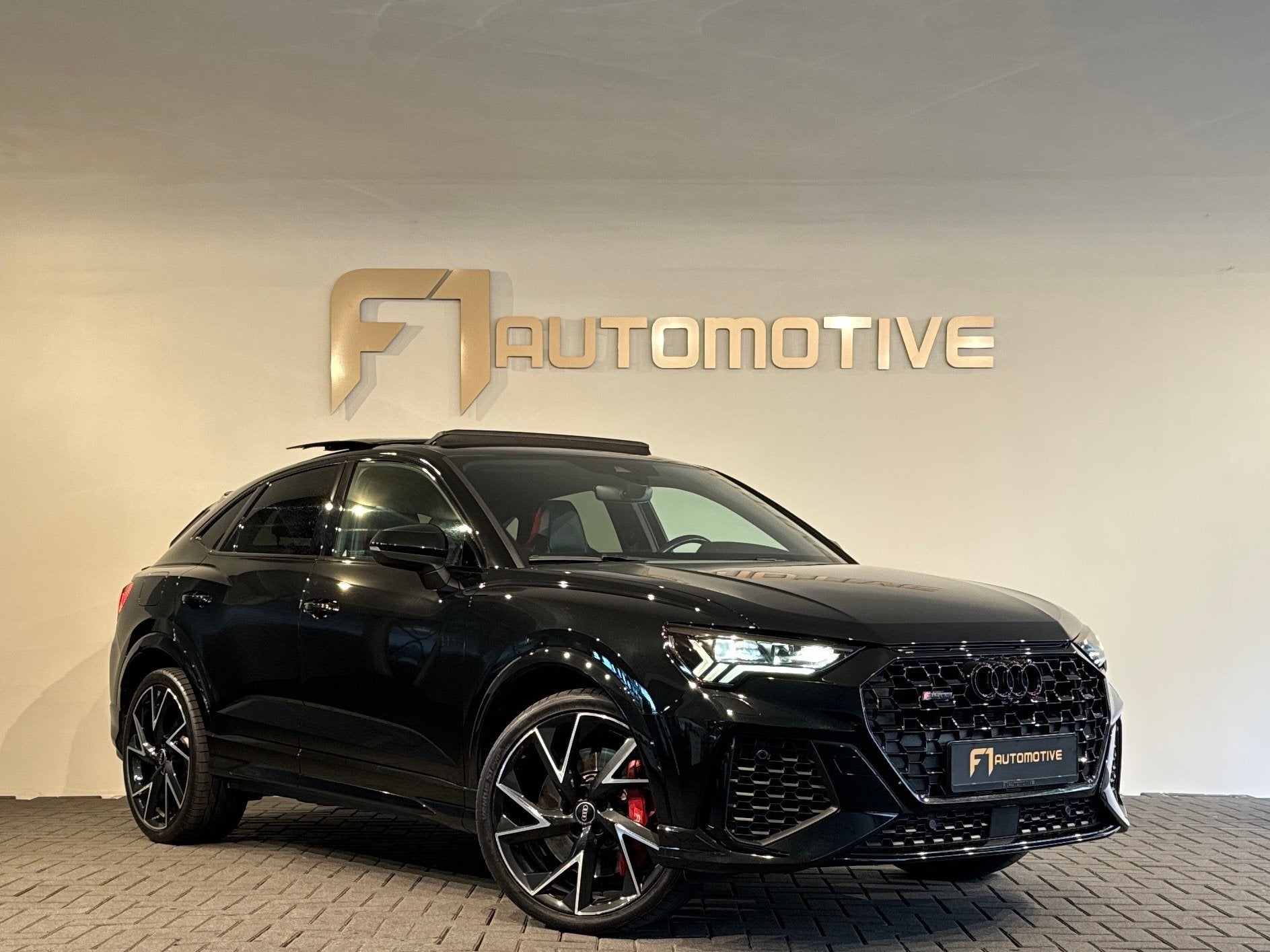 Audi RSQ3 Sportback Pano|Keyles|B&O|RS Seat|Camera|Sfeer|VOL, Automaat, Dealer onderhouden, Gebruikt, Zwart