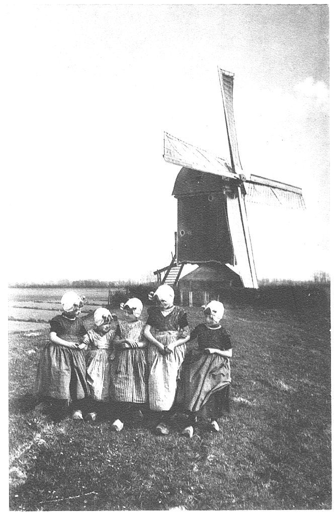 700411 Zuid Beveland Klederdracht Molen Zeeland onbeschreven
