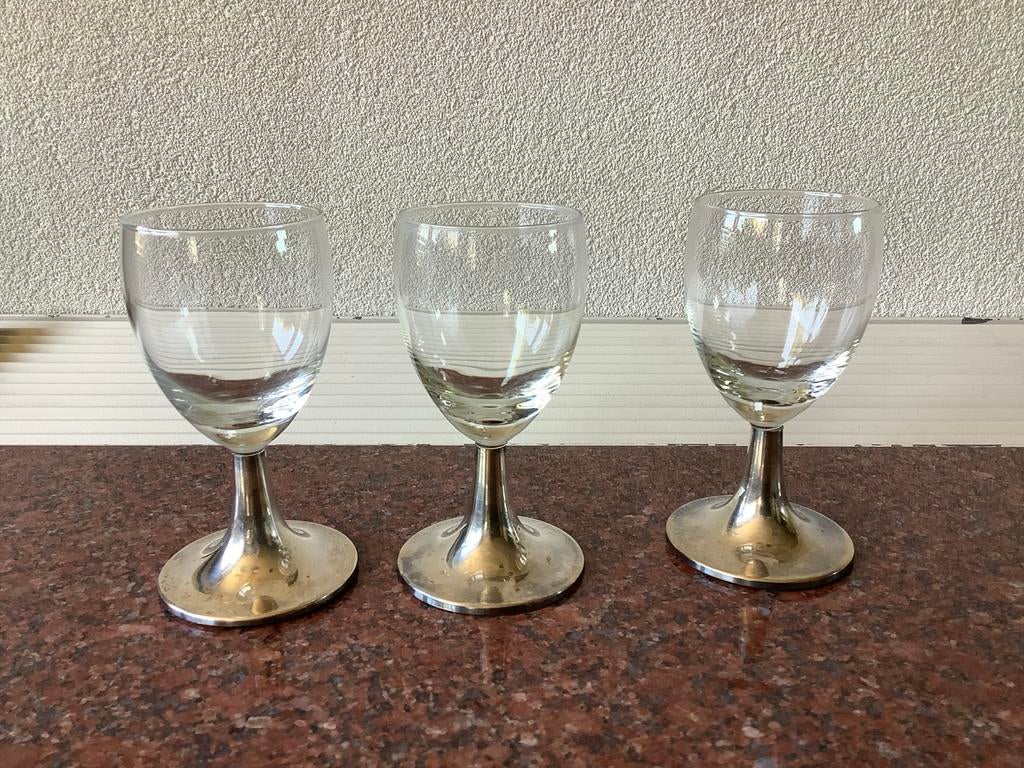 Set van 3 wijnglazen met zilverkleurige voet, Antiek en Kunst, Antiek | Glas en Kristal, Ophalen of Verzenden