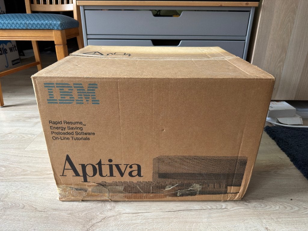 Nieuw in doos IBM Aptiva met nieuw in doos beeldscherm