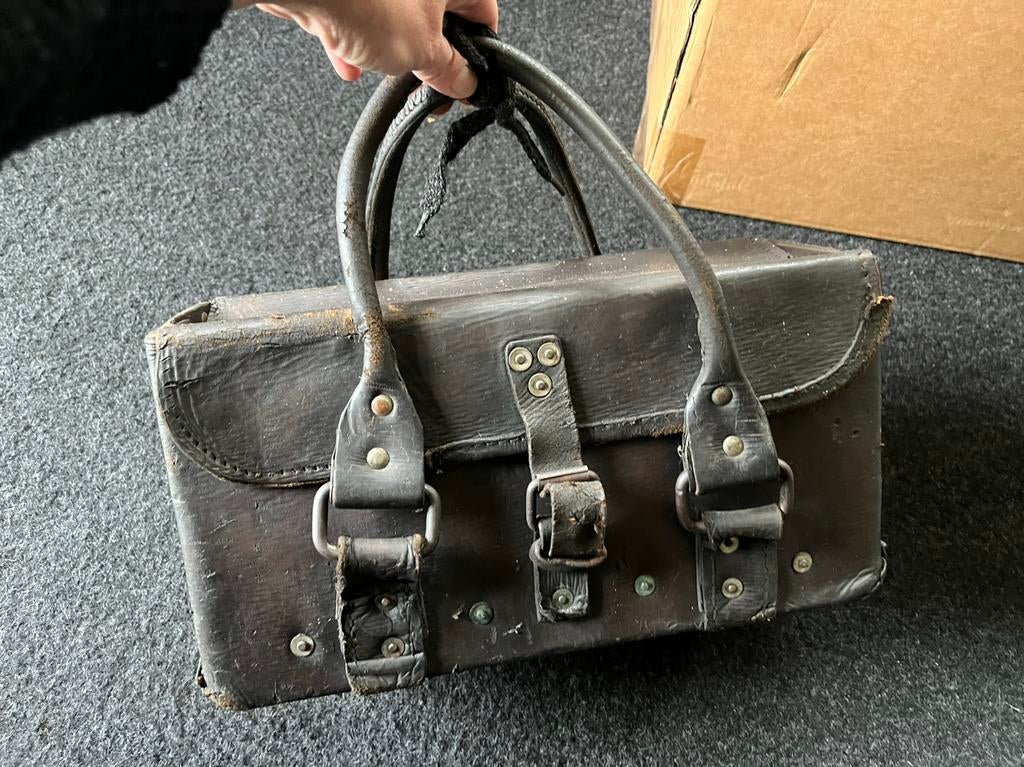Vintage/Antieke militaire leren tas/ koffer WOII, Verzamelen, Militaria | Tweede Wereldoorlog, Ophalen of Verzenden, Overige soorten