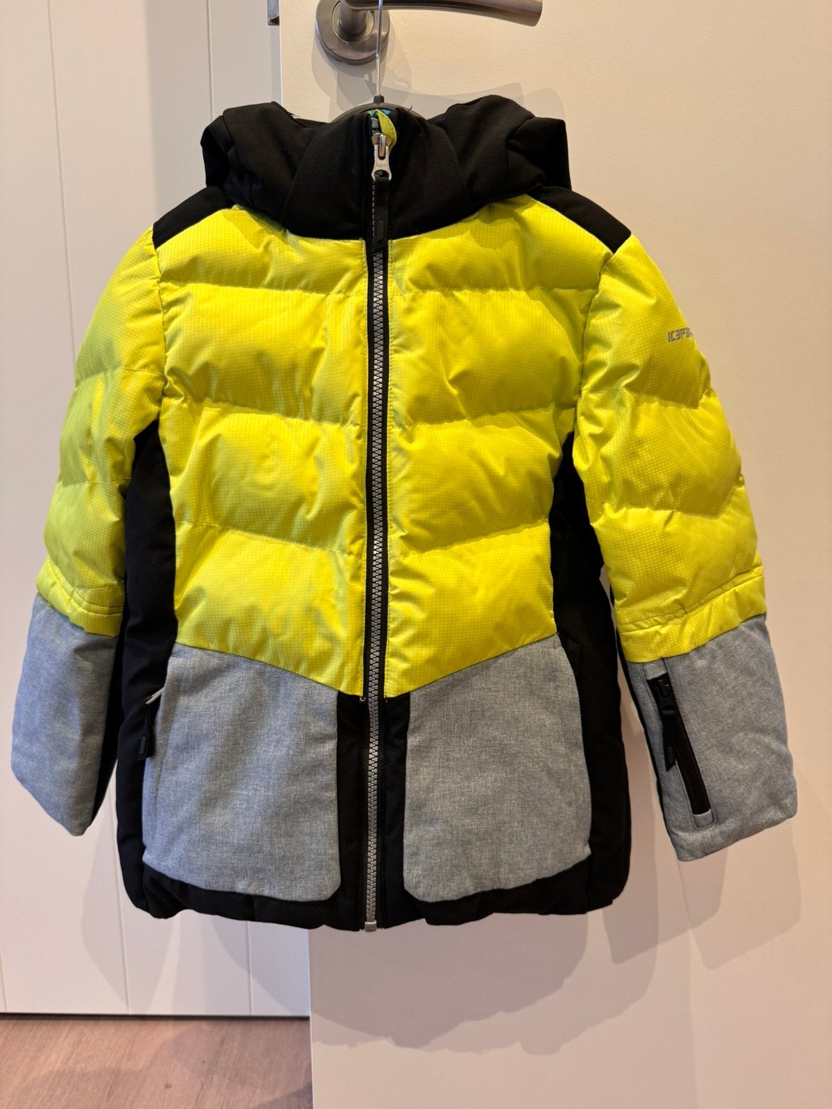 Super mooie Ski/Winter jassen te koop., Kinderen en Baby's, Ophalen, Zo goed als nieuw