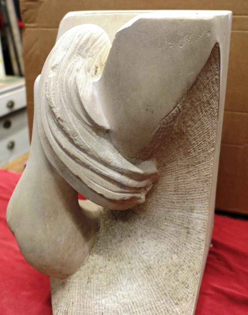 Zandstenen buste van de achterkant van een vrouw., Art deco, Handgemaakt, Steen of Keramiek, Beeld
