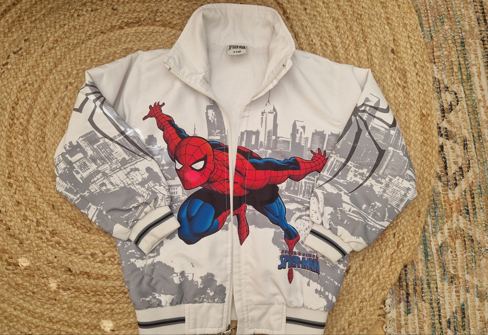Spiderman jas maat 116 - Zomer, herfst, lente, Ophalen of Verzenden, Zo goed als nieuw, Spiderman, Jongen
