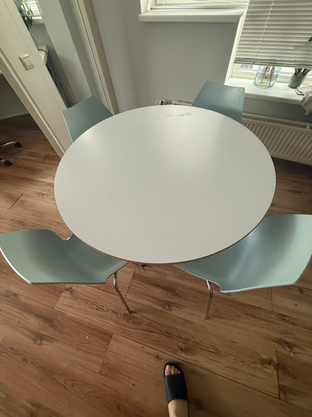 Ronde witte eettafel + 4 lichtblauwe stoelen, Ophalen, 50 tot 100 cm, 100 tot 150 cm, Rond