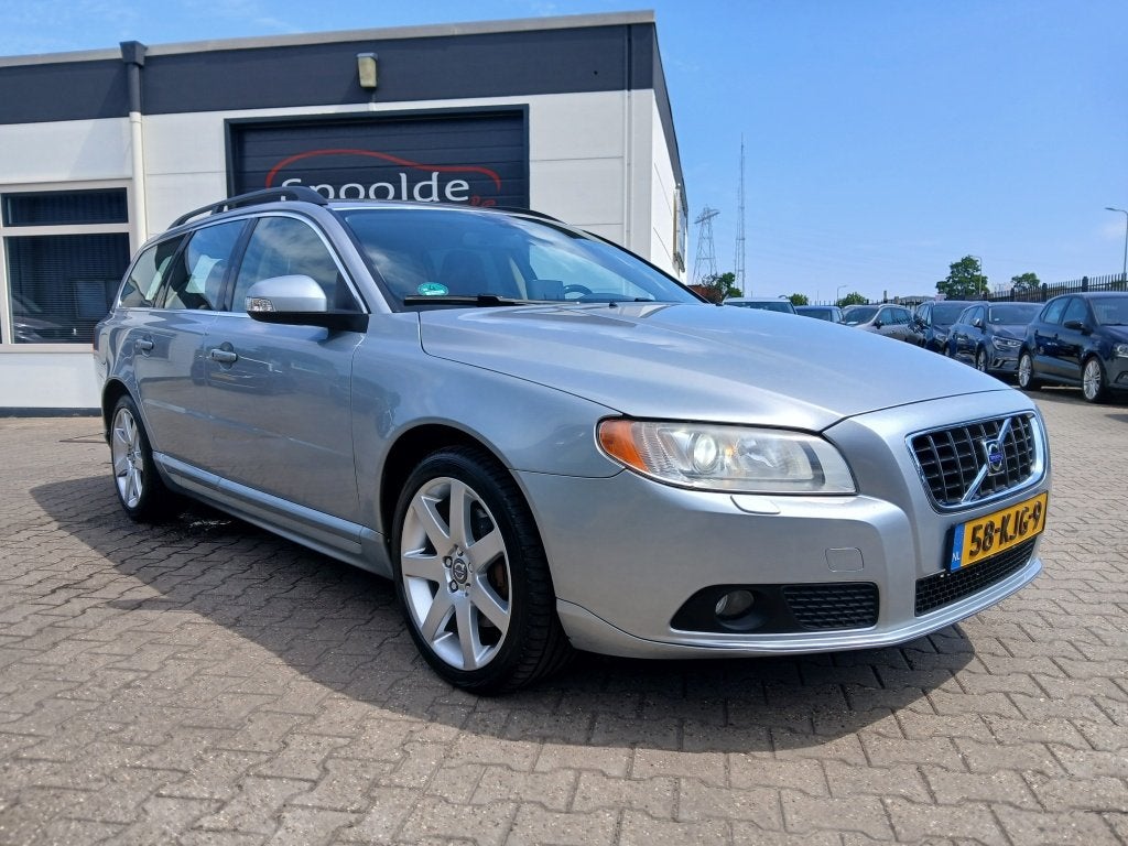 Volvo V70 2.4 D5 Automaat/Leer/185Pk (bj 2010), Automaat, Gebruikt, 197 €/maand, 2000 kg