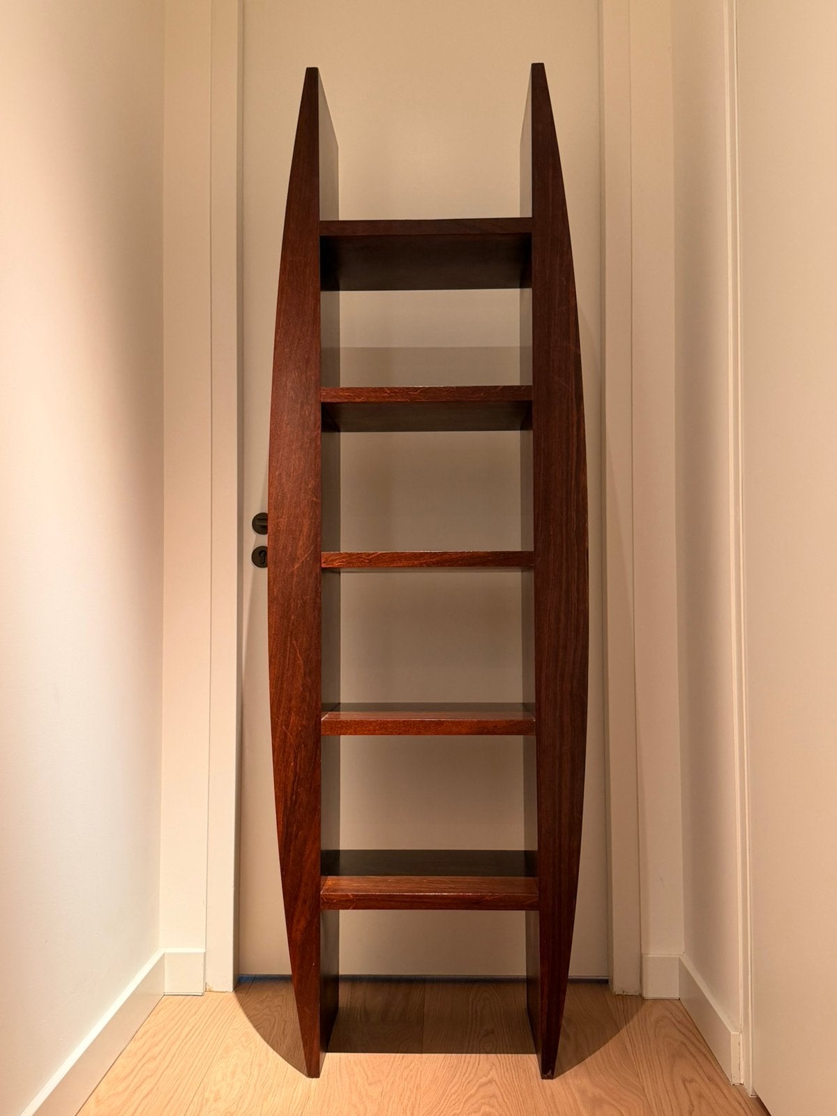 Design houten boekenkast, Huis en Inrichting, Kasten | Boekenkasten, Ophalen, Met plank(en), Modern design, 50 tot 100 cm