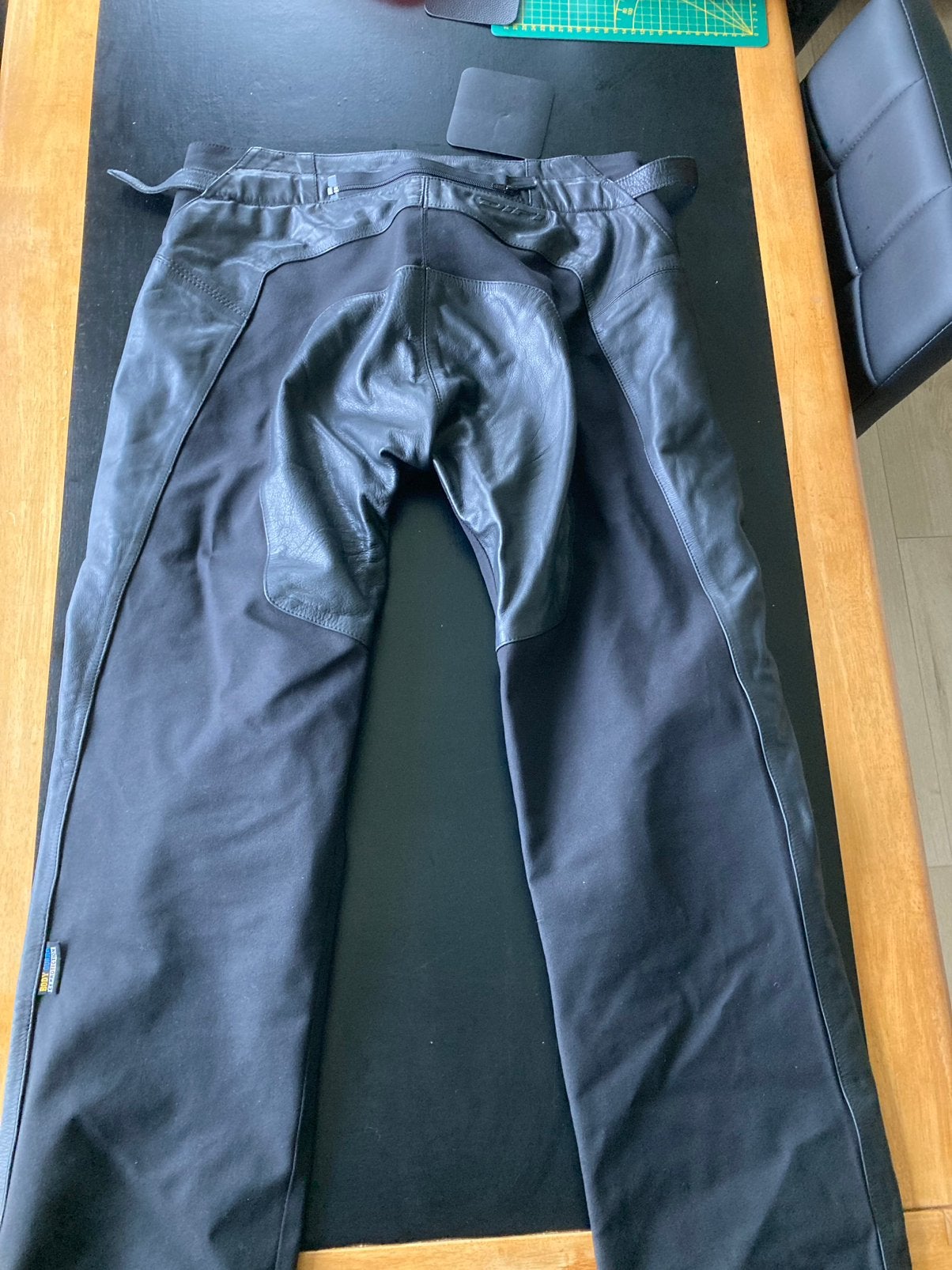 Motorbroek grotendeels leer. Dames maat 46 (2xxl/3xxl), Ophalen of Verzenden, Tweedehands, Dames, Broek | leer