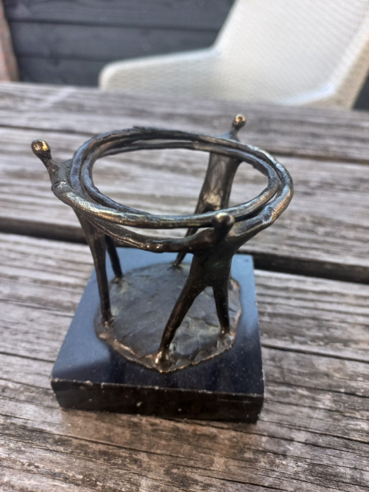 Corry Ammerlaan sculptuur 'Betrokkenheid of samenwerking', Groep mensen, Minder dan 20 cm, Ophalen of Verzenden, Op sokkel
