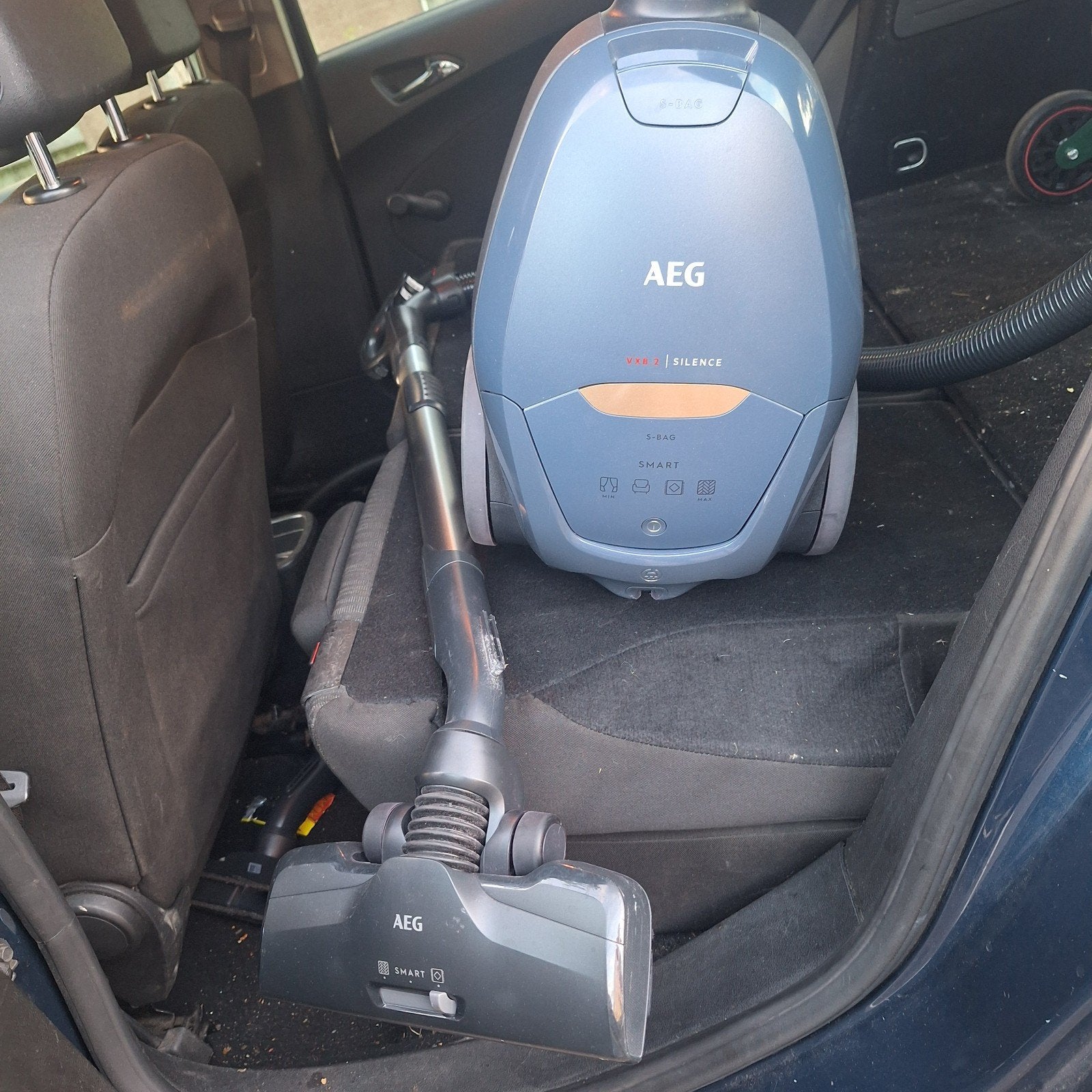AEG Stofzuiger VX82-1-5DB - Krachtig en Stil, Witgoed en Apparatuur, Stofzuigers, Stille werking, Zo goed als nieuw, Sledestofzuiger
