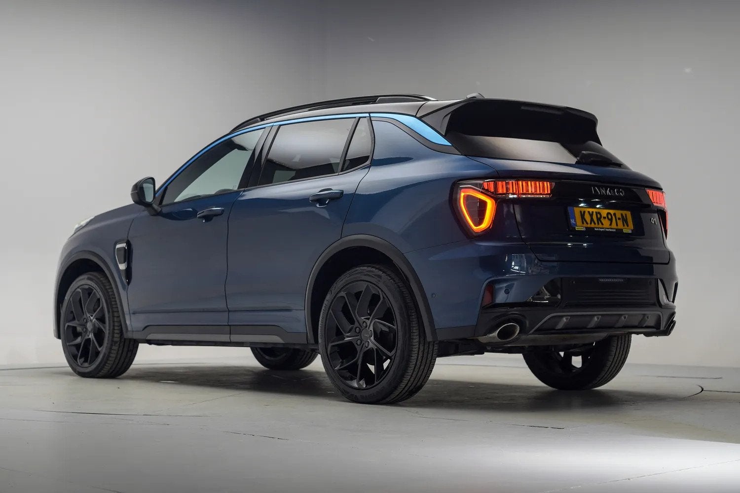 Lynk & Co 01 1.5 PHEV MY23 Blauw [ SoH 94,6% | Zwarte hemel, Automaat, Blauw, Bedrijf, 1854 kg