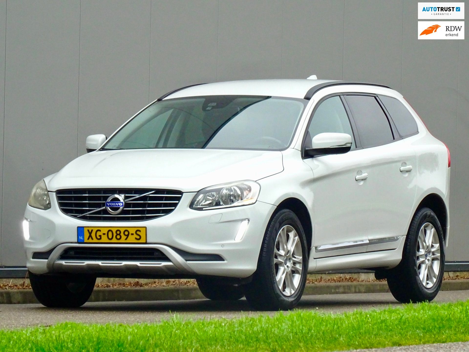 Volvo XC60 2.0 T5 FWD R-Design | D-Riem v | Trekhaak |, Automaat, Dealer onderhouden, Stof, Gebruikt