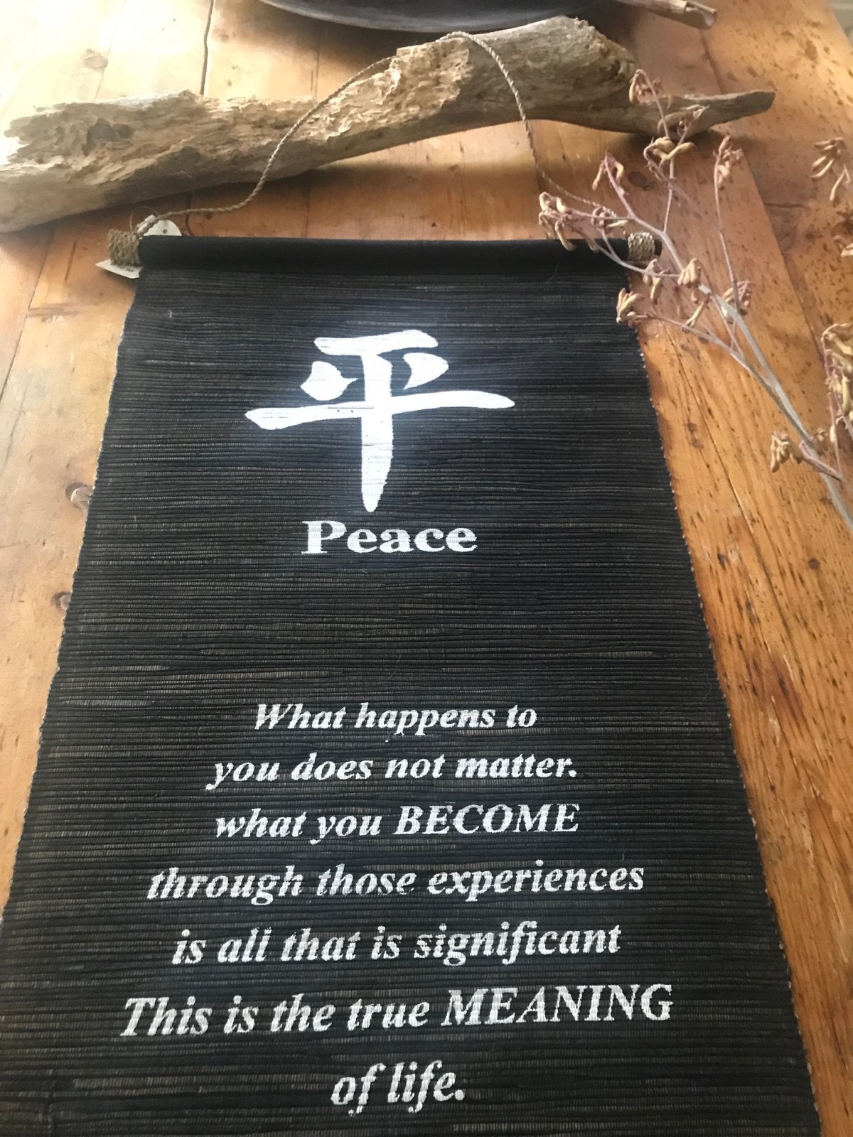 Wandkleed 'Peace' met inspirerende tekst, Huis en Inrichting, Woonaccessoires | Wanddecoraties, Oosters, Zwart, Wandkleed, Nieuw