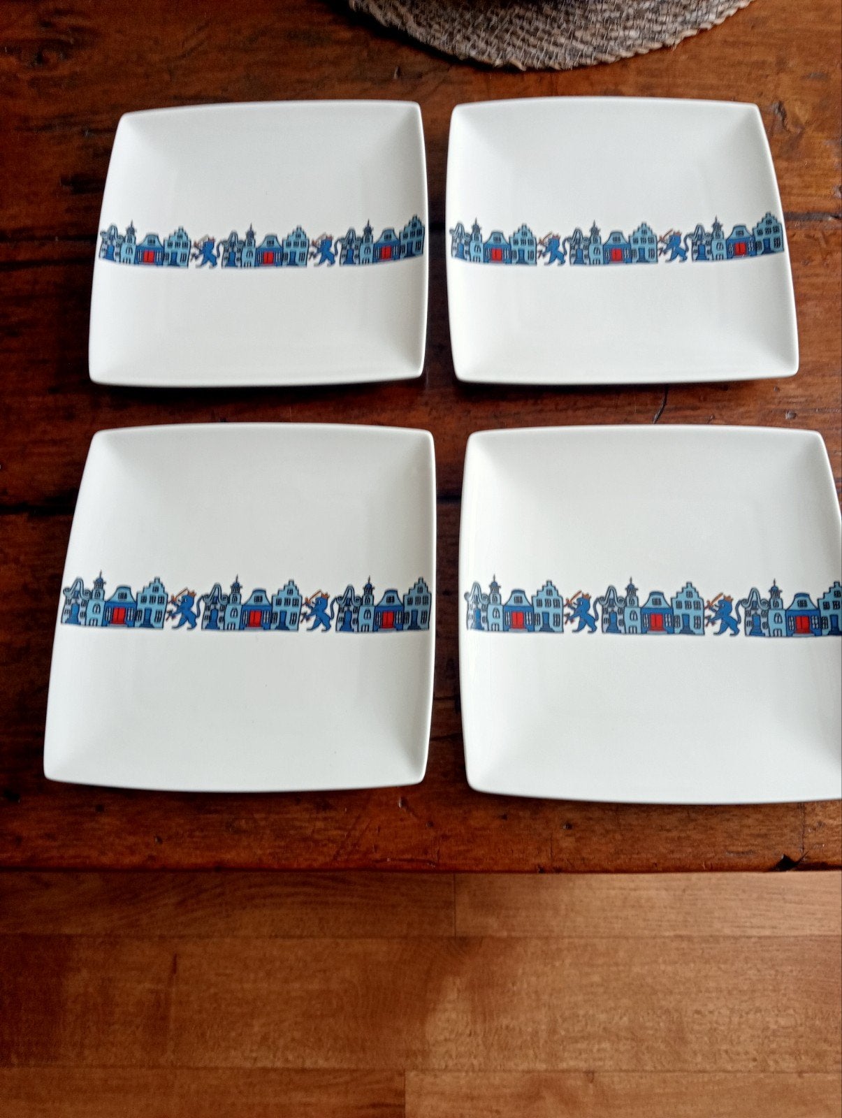 Yong Squito...New Bone China...4 bordjes, Ophalen of Verzenden