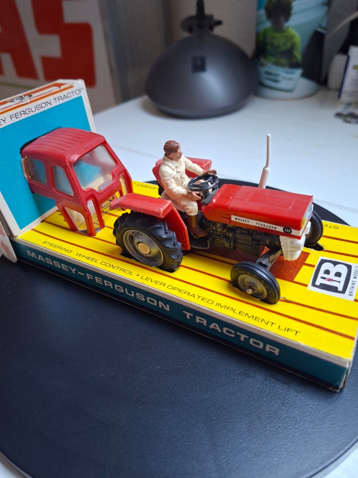 Britains MF, Ophalen of Verzenden, Zo goed als nieuw, Tractor of Landbouw, Britains