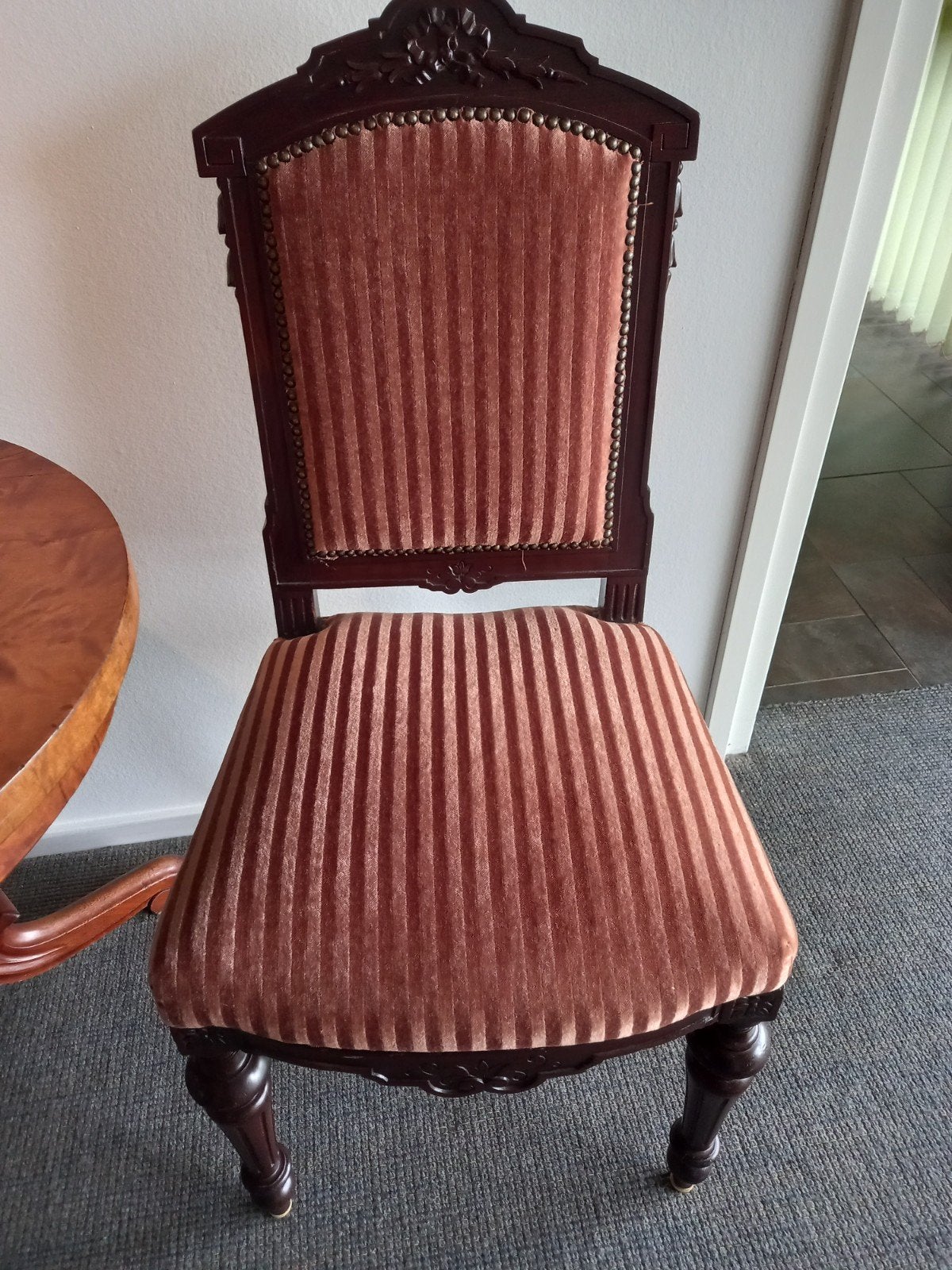 Twee antieke stoelen, Ophalen