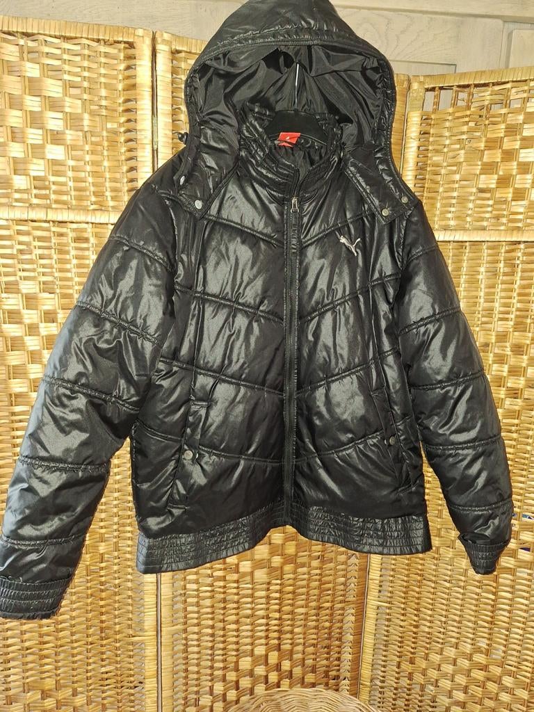 Puma jas
Wind en waterdicht
Zwart Met capuchon die eraf kan, Ophalen of Verzenden, Zo goed als nieuw, Maat 46/48 (XL) of groter
