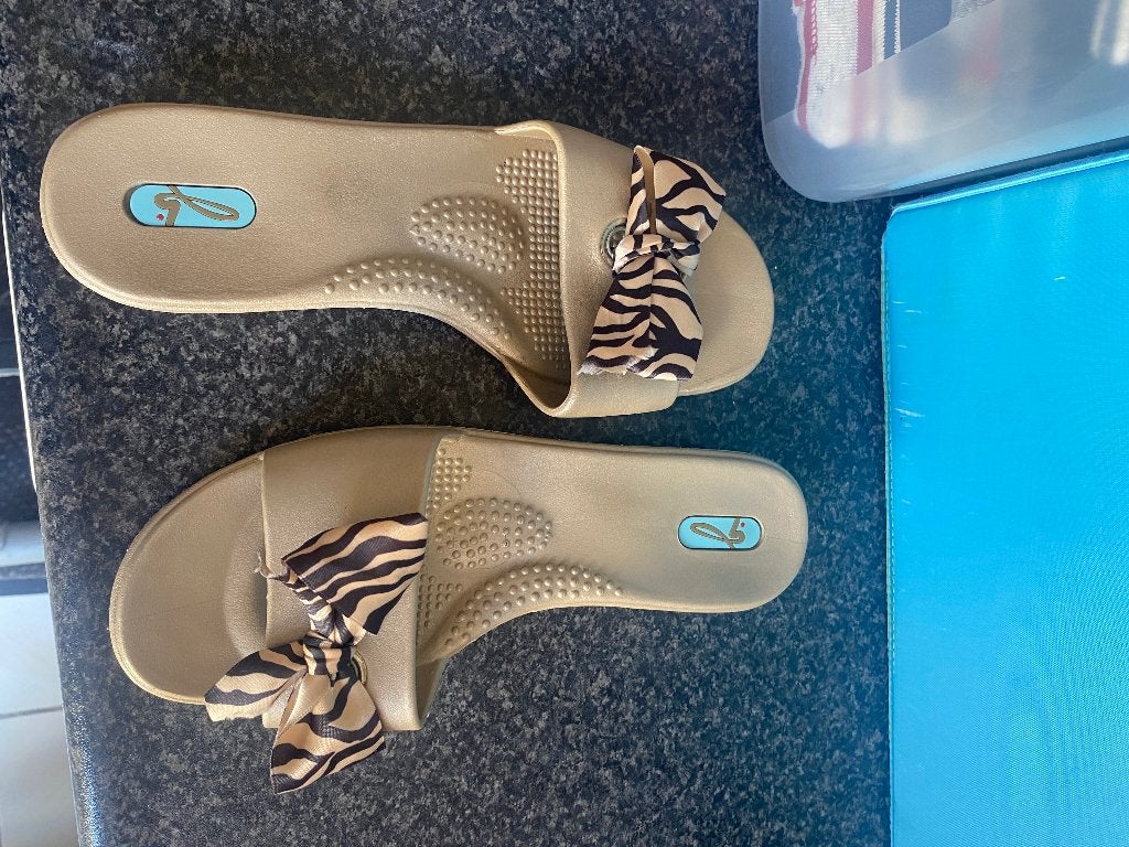 Leuke platte sandalen - slippers voor de zomer, Beige, Sandalen of Muiltjes, Ophalen of Verzenden, Onbekend