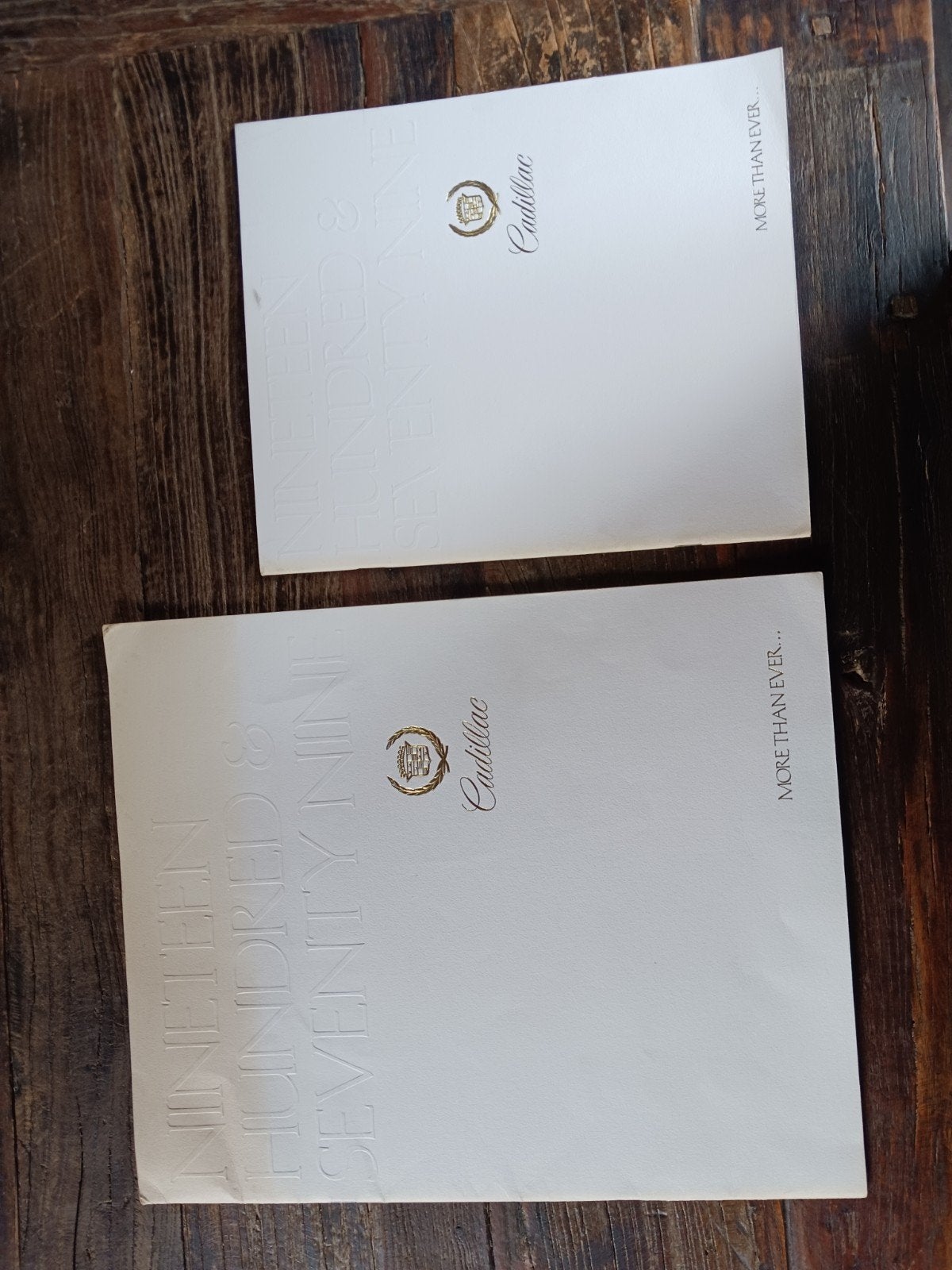 2 x Cadillac folder 1979 (grootste is verkocht!), Ophalen of Verzenden, Gelezen, Overige merken