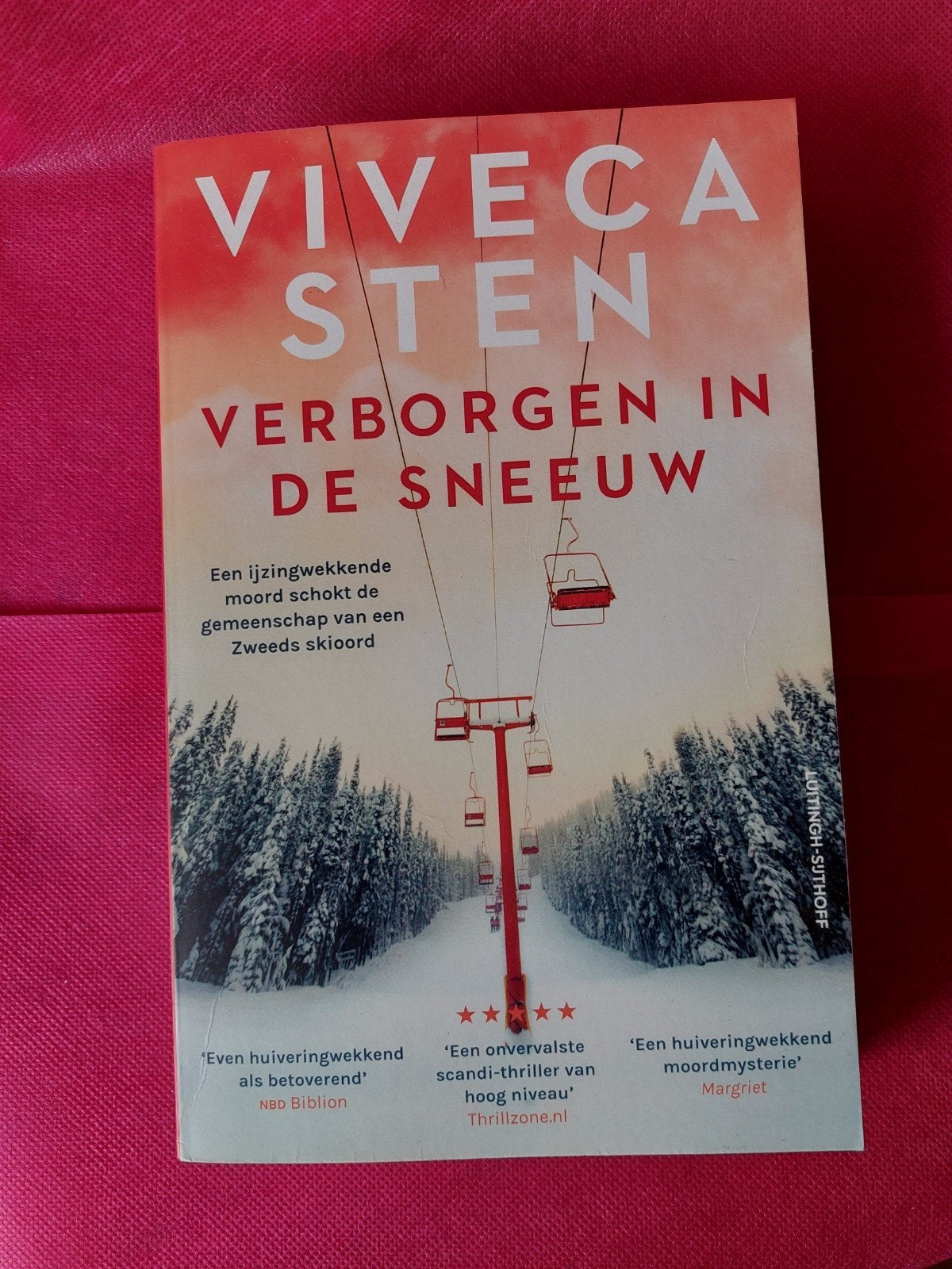 Viveca Sten - Verborgen in de sneeuw (Scandi-thriller), Boeken, Ophalen of Verzenden, Zo goed als nieuw, Viveca Sten, Scandinavië