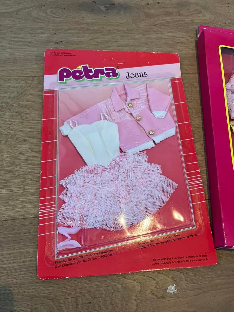 Petra barbie autfit vintage, Ophalen, Nieuw, Kleertjes