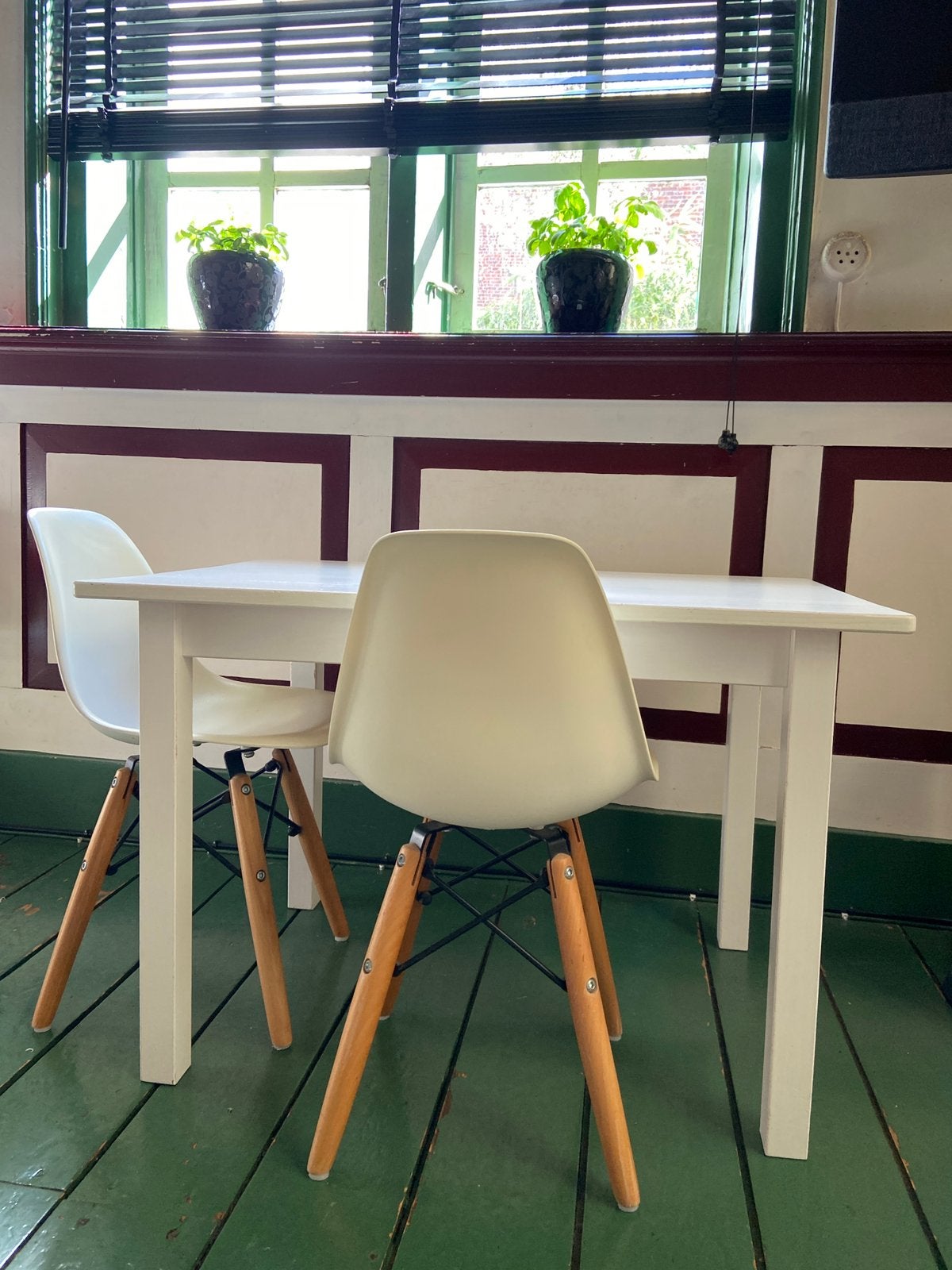Replica Eames kinderstoeltjes en IKEA Sundvik tafel, Ophalen, Gebruikt, Tafel(s) en Stoel(en)