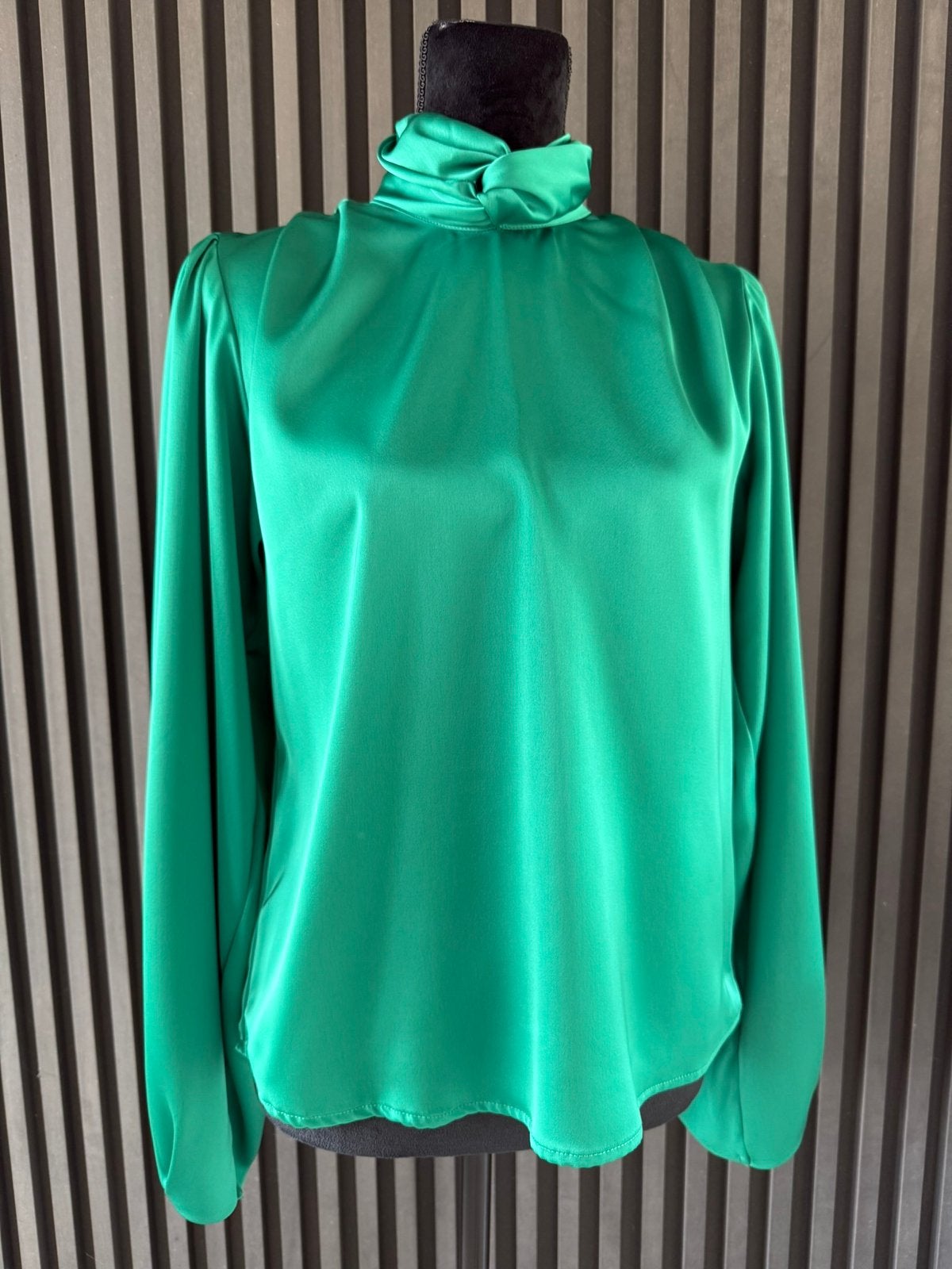 SHOEBY By Lonneke NEW Satin Look Emerald green Blouse Small, Kleding | Dames, Blouses en Tunieken, Shoeby By Lonneke, Nieuw, Ophalen of Verzenden