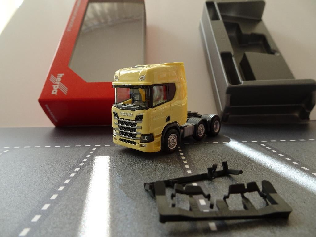 695 herpa 308816 scania cr20 3-as trekker creme 1:87 truck, Ophalen of Verzenden, Nieuw, Bus of Vrachtwagen, Herpa