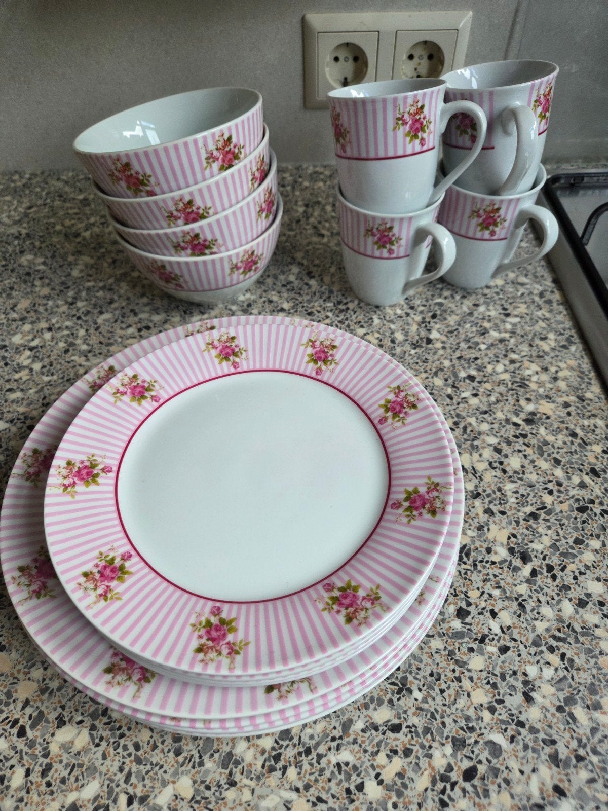 Servies met rozenprint - borden, kommen en kopjes, Ophalen, Keramiek, Vintage, Nieuw