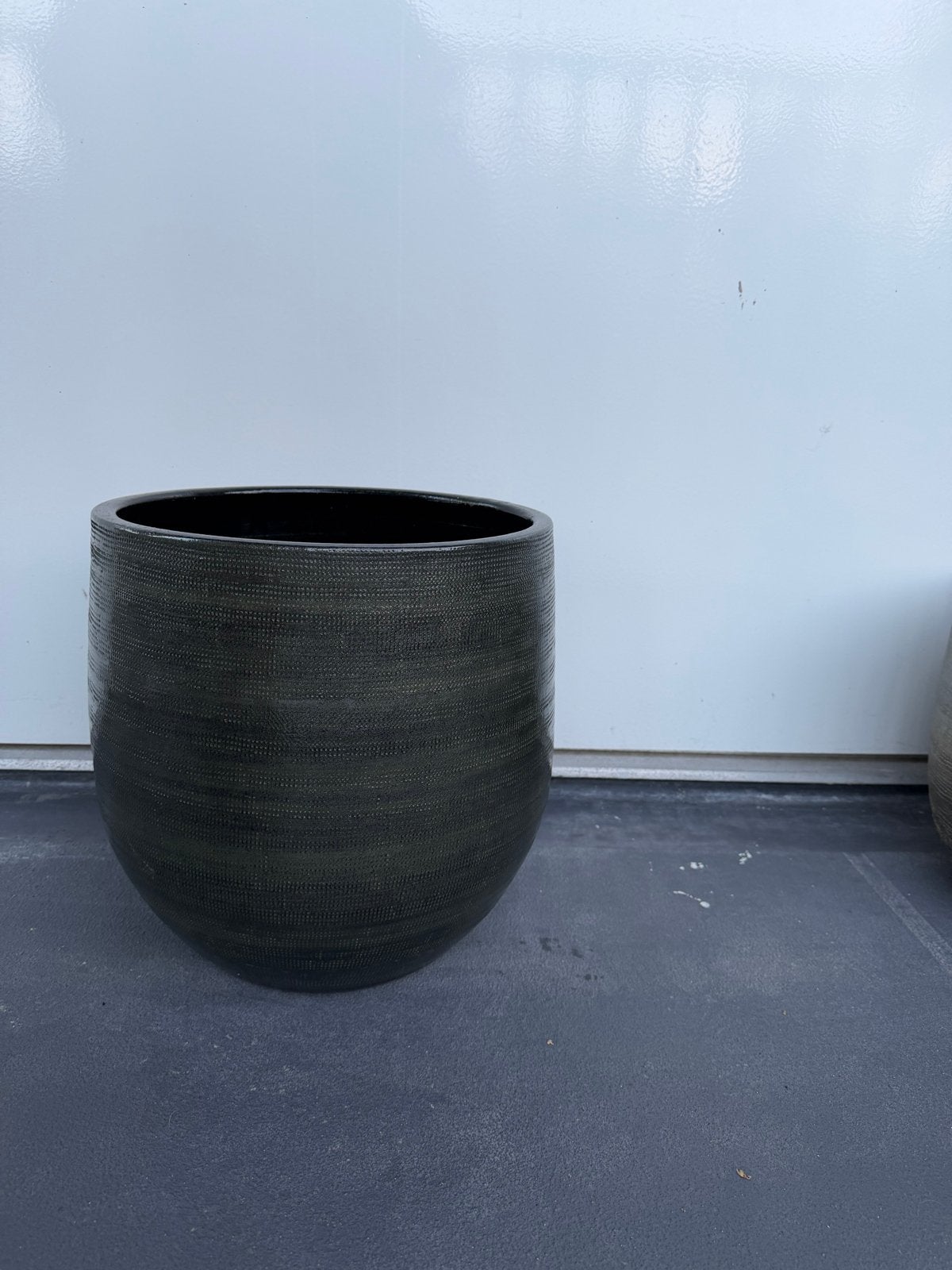 Stijlvolle donkergrijze bloempot, 40 cm hoog, Kunststof, 40 cm of meer, Rond, Binnen