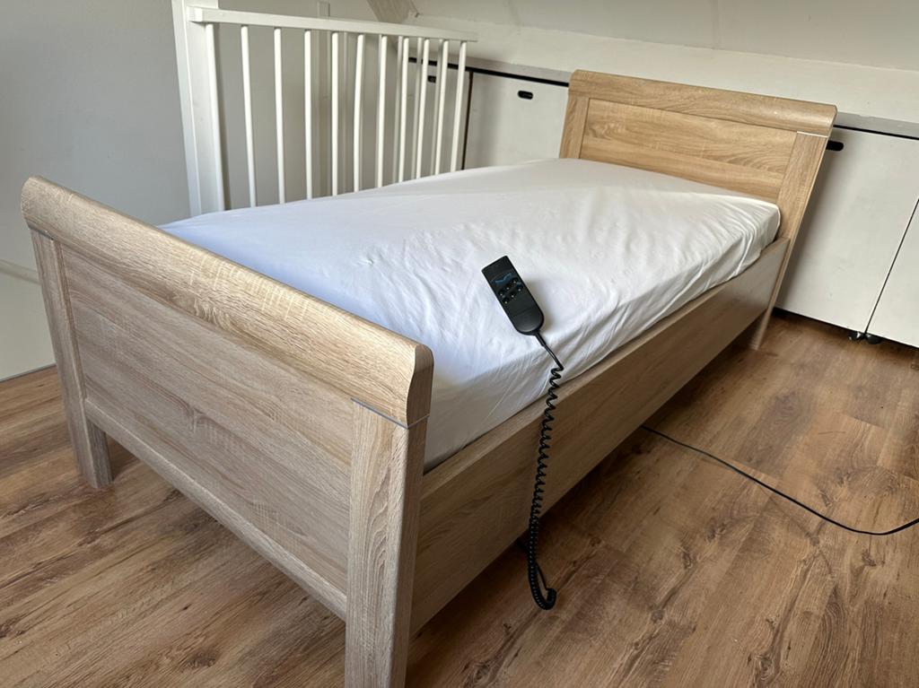 Elektrische verstelbare senioren bed, Ophalen, 70 tot 85 cm, Zo goed als nieuw, Matras