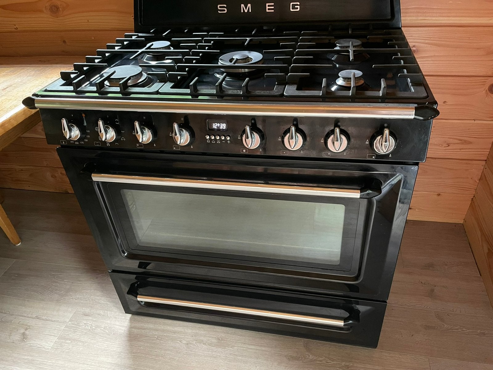 Luxe Smeg Victoria fornuis 5 pits heteluchtoven zwart 90 cm, Ophalen, 60 cm of meer, Zo goed als nieuw, Gas