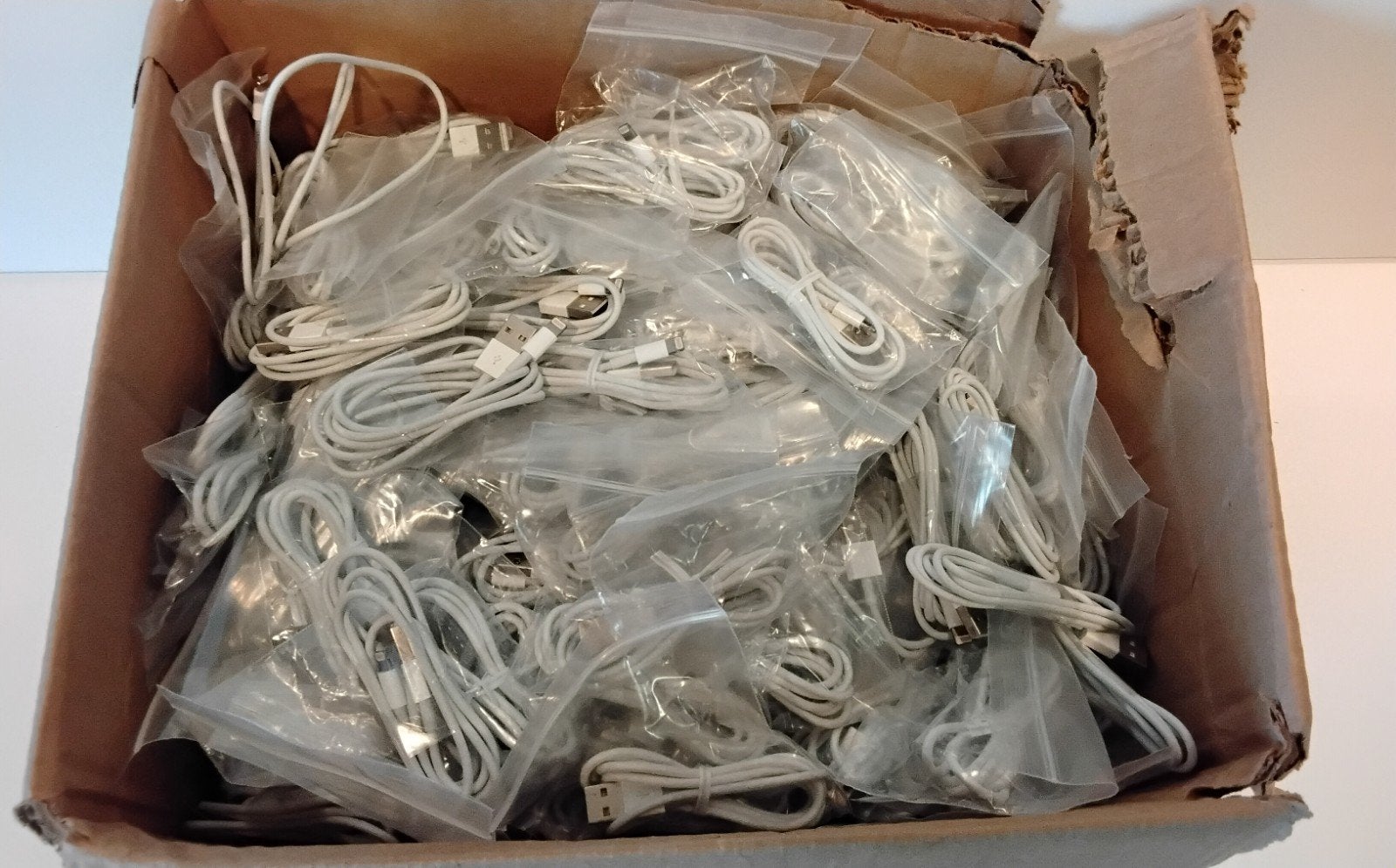275 stuksApple Lightning naar USB-A oplaadkabels, USB-A, Apple Inc., Support@apple.com, Oplaadkabel