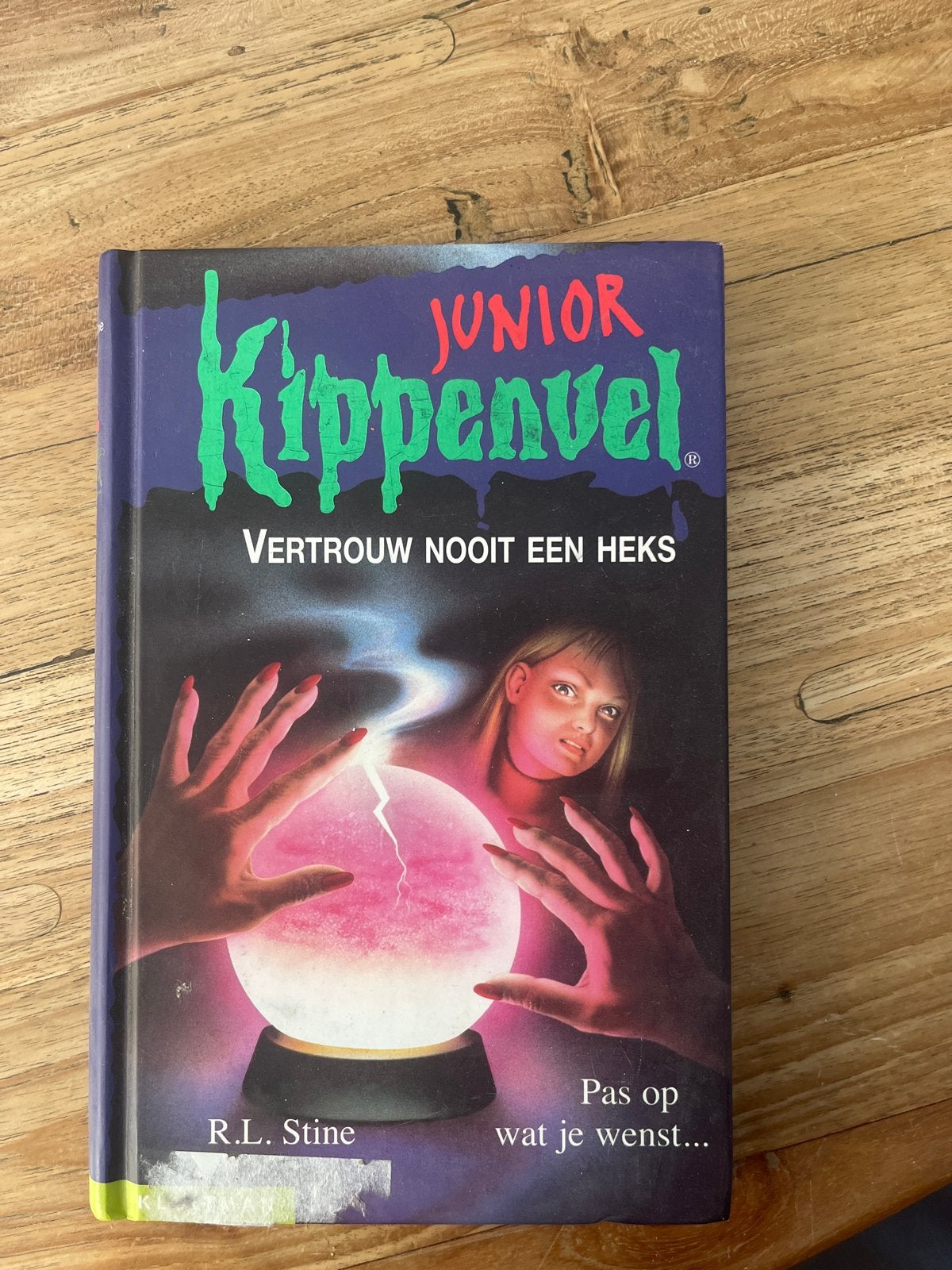 R.L. Stine - Vertrouw nooit een heks, Fictie algemeen, Ophalen of Verzenden, Zo goed als nieuw, R.L. Stine