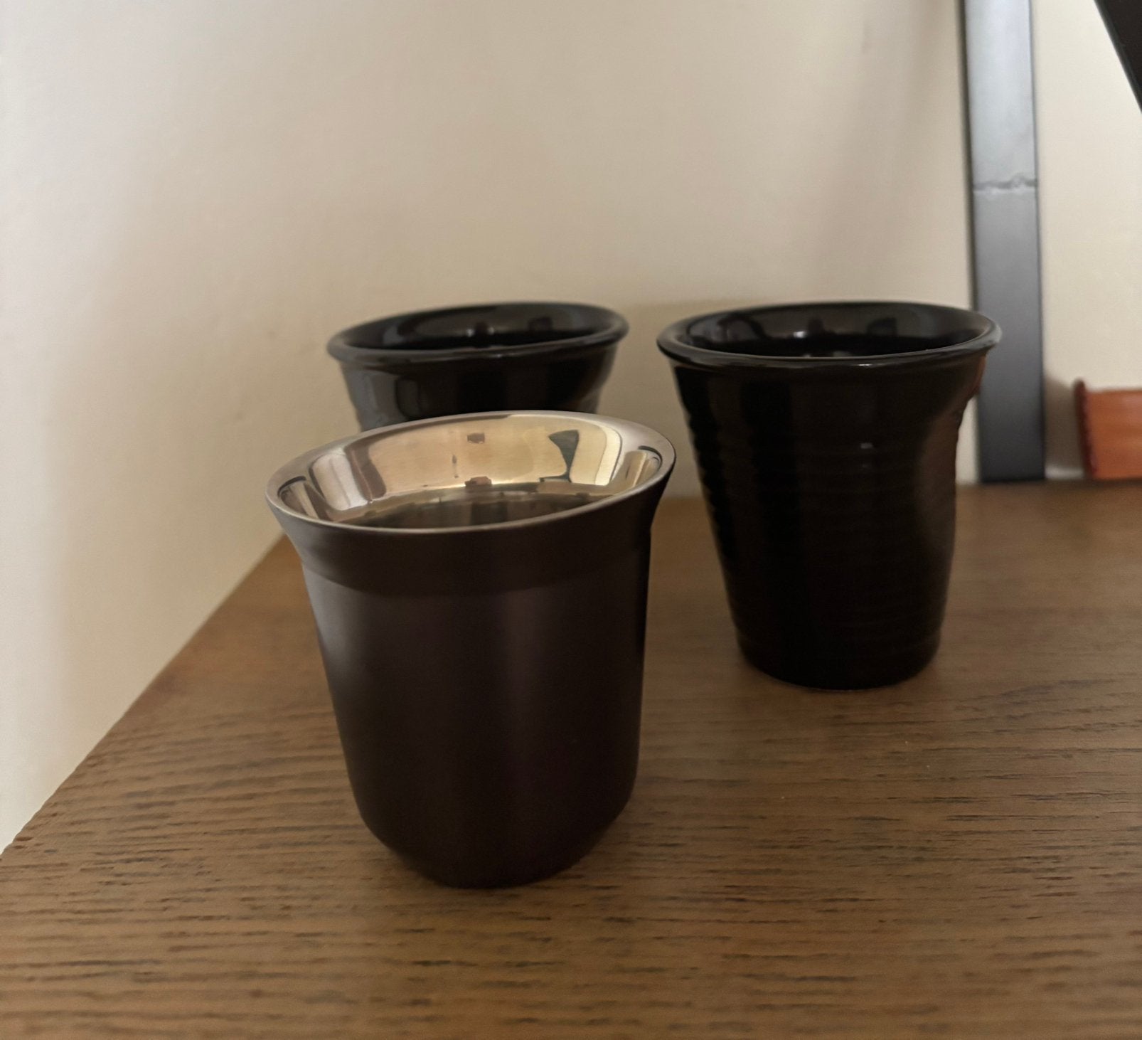 2 Espresso Kreukel Kopjes -Zwart Keramiek 1 NESPRESSO PIXIE, Ophalen of Verzenden, Gebruikt, Keramiek, Kop(pen) en/of Schotel(s)