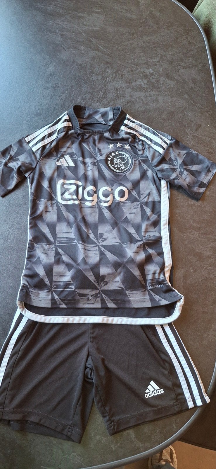 Ajax uit tenue 2023/2024 - Shirt en broekje maat 140, Sport en Fitness, Voetbal, Ophalen