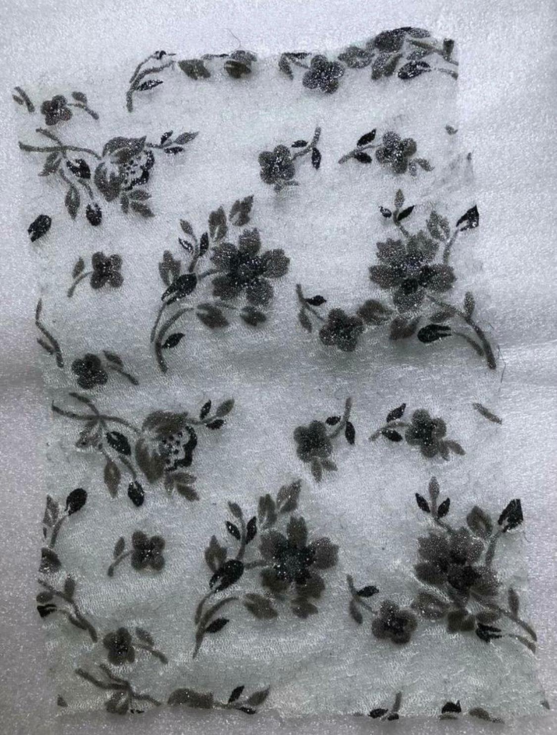 TULLE MET RELIEF PRINT - lichtgrijs / zilver - diverse, Hobby en Vrije tijd, Stoffen en Lappen, 120 cm of meer, Ophalen of Verzenden