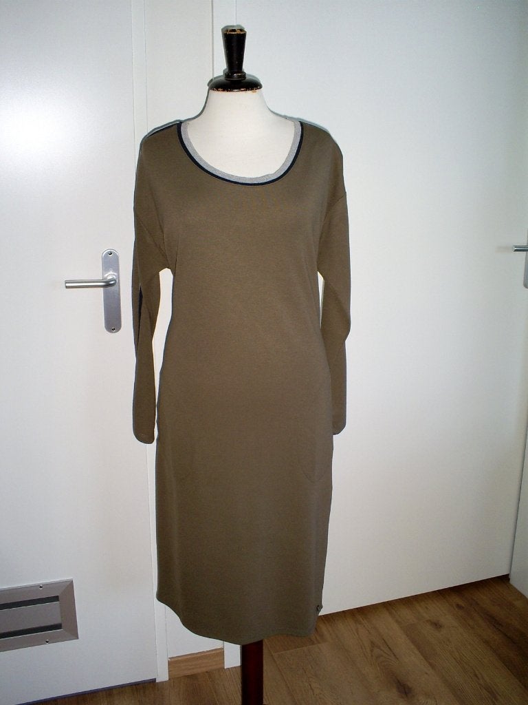 taupe jurk van POOOLS mt. 42 met zijstreep, Bruin, Verzenden, Maat 42/44 (L), Zo goed als nieuw