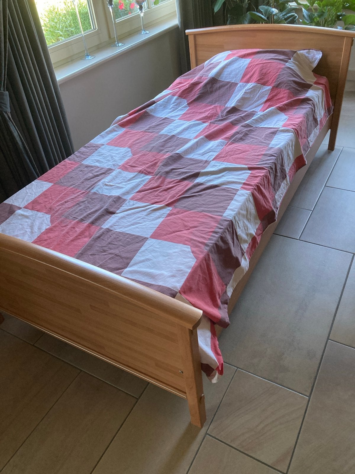 Eenpersoonsbed met matras, hoofdkussen, bureau en kastje, Ophalen, Gebruikt, 90 cm, Eenpersoons