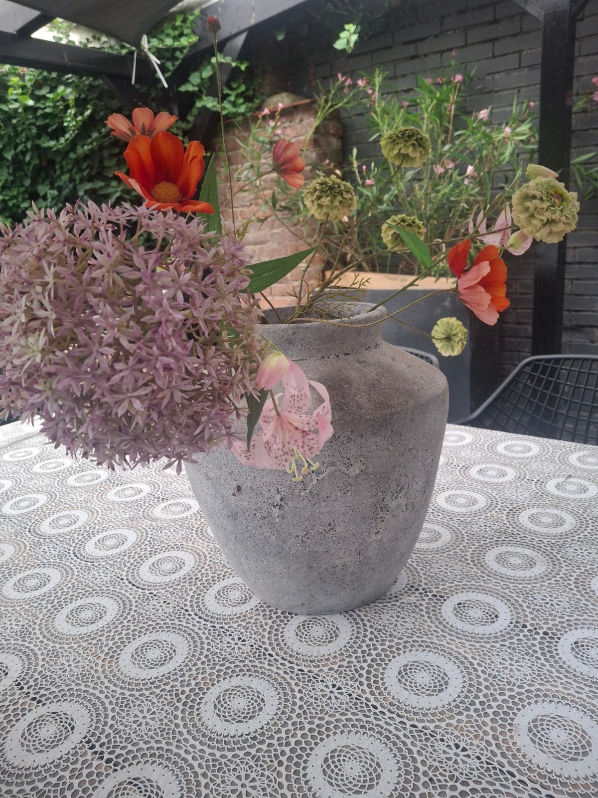 Grijze vaas met bloemen, Ophalen, Gebruikt, Inclusief decoratie, Grijs
