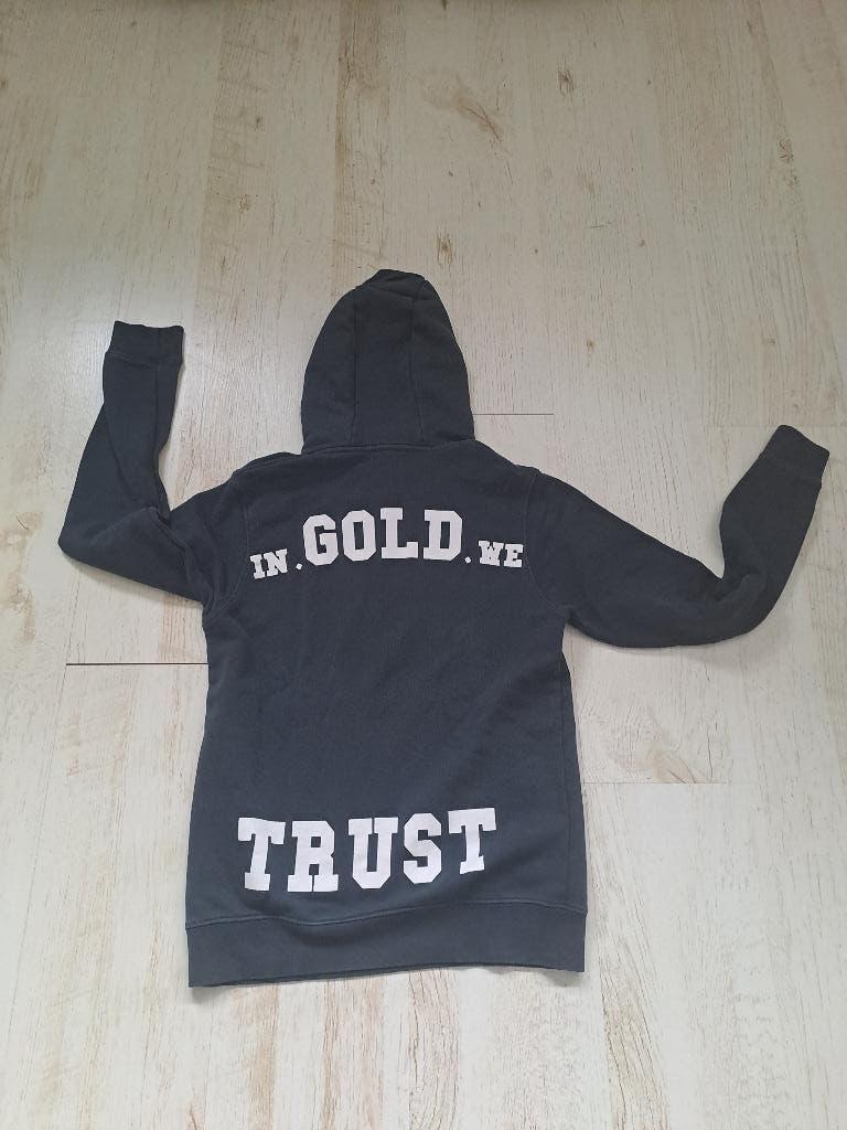 Donker blauwe in gold we trust trui met capuchon, Ophalen, Gebruikt, Jongen, Trui of Vest
