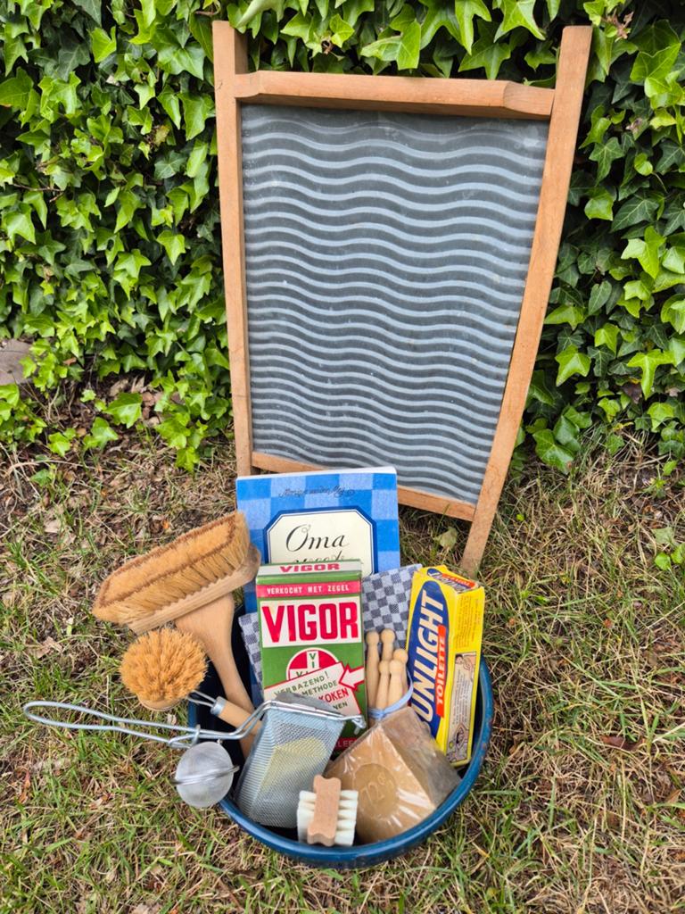 Retro Vintage Wasbord met Wasmiddel en Borstels - Decoratief, Ophalen of Verzenden