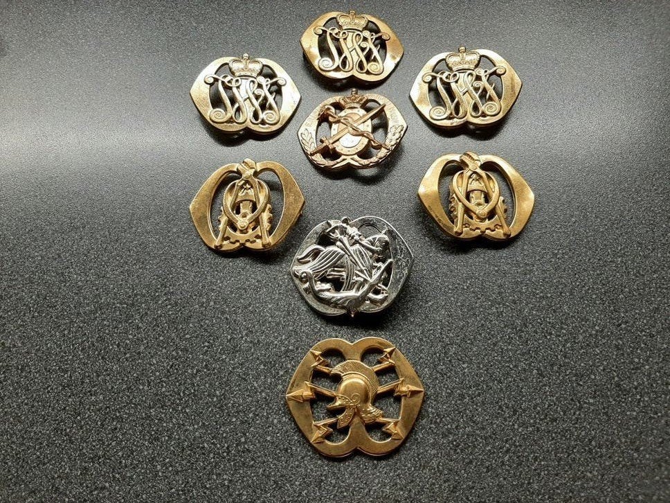 Baret emblemen met gebreken  ( oogjes ), Verzamelen, Ophalen of Verzenden, Landmacht, Nederland, Embleem of Badge