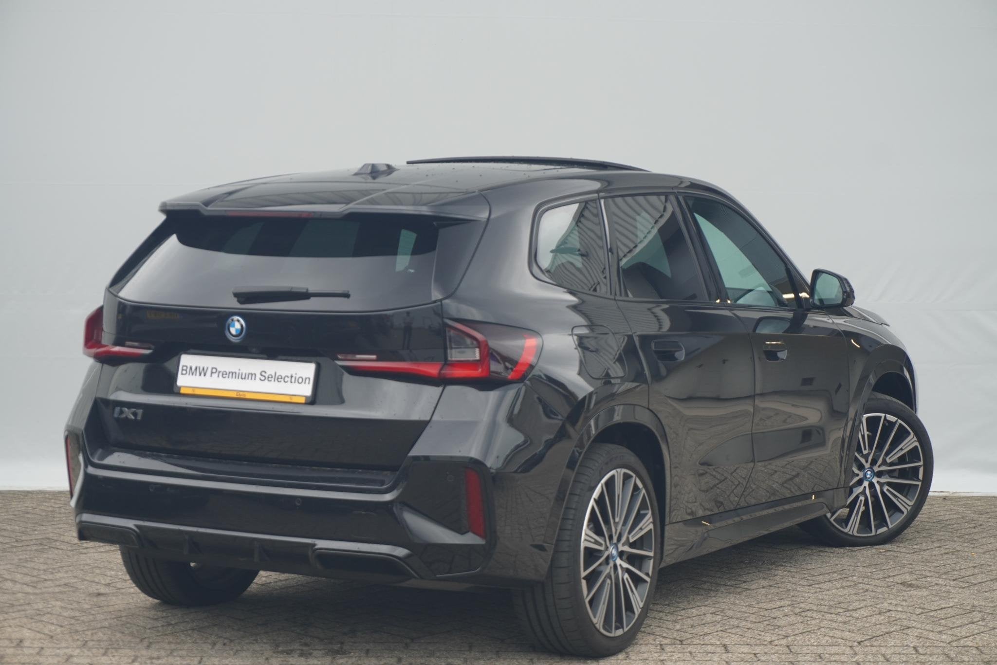 BMW iX1 xDrive30 | M Sportpakket | Panoramadak | Head-Up Dis, Gebruikt, Met garantie (alle), Zwart, Vierwielaandrijving