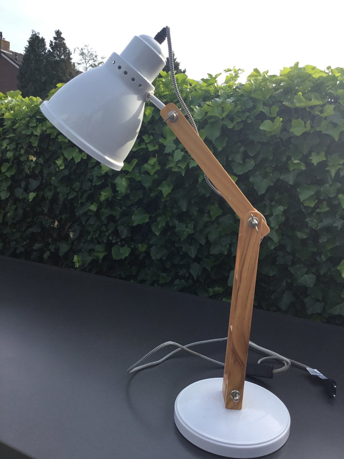 Verstelbare bureaulamp met houten arm en witte kap, Ophalen, Nieuw, Hout, Minder dan 50 cm