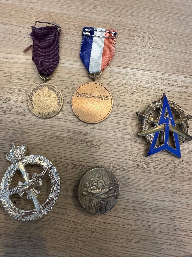 Set oude NL militaire/sport medailles en insignes, Ophalen of Verzenden, Overige materialen