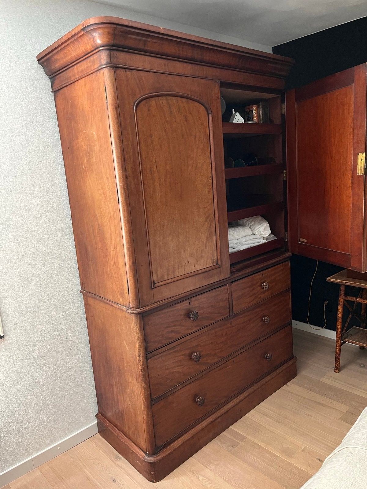 Antieke mahonie houten linnenkast, Ophalen