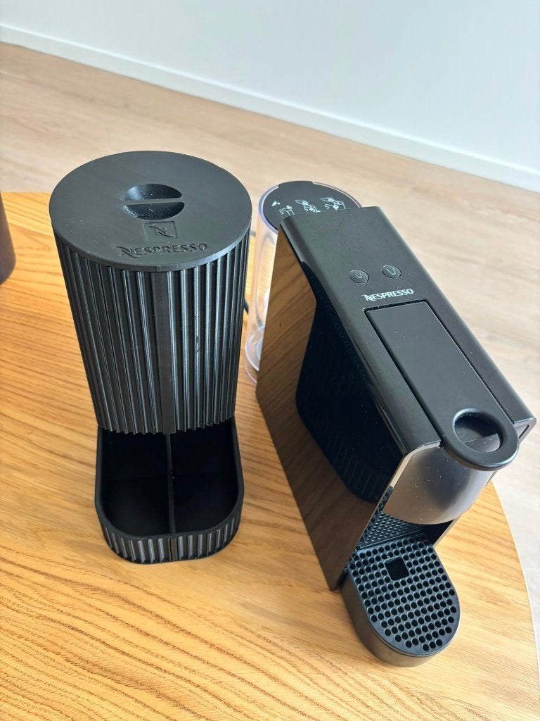 Nespresso Essenza Mini Koffiemachine + Capsulehouder, Ophalen, Espresso apparaat, Zo goed als nieuw, 1 kopje