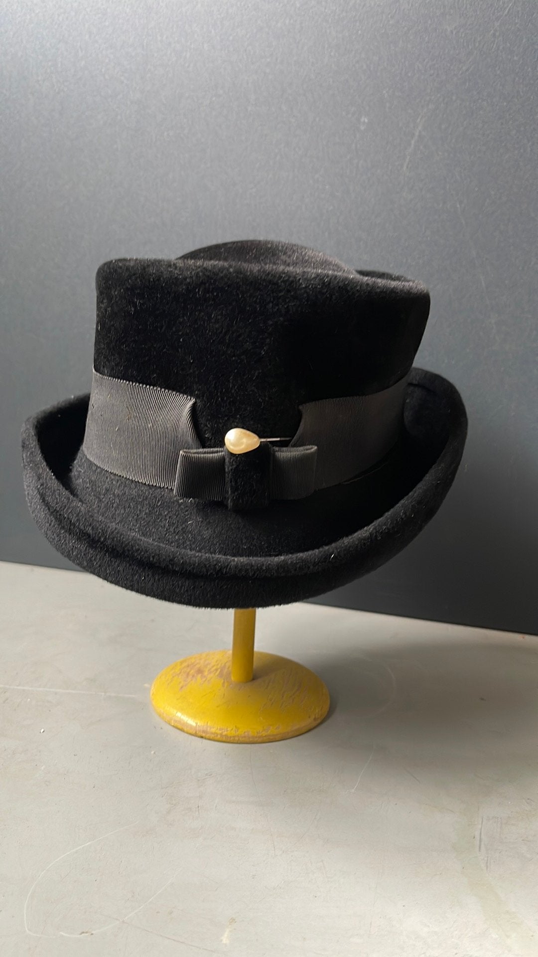 Elegante zwarte fluwelen hoed, Ophalen of Verzenden, Gedragen, One size fits all