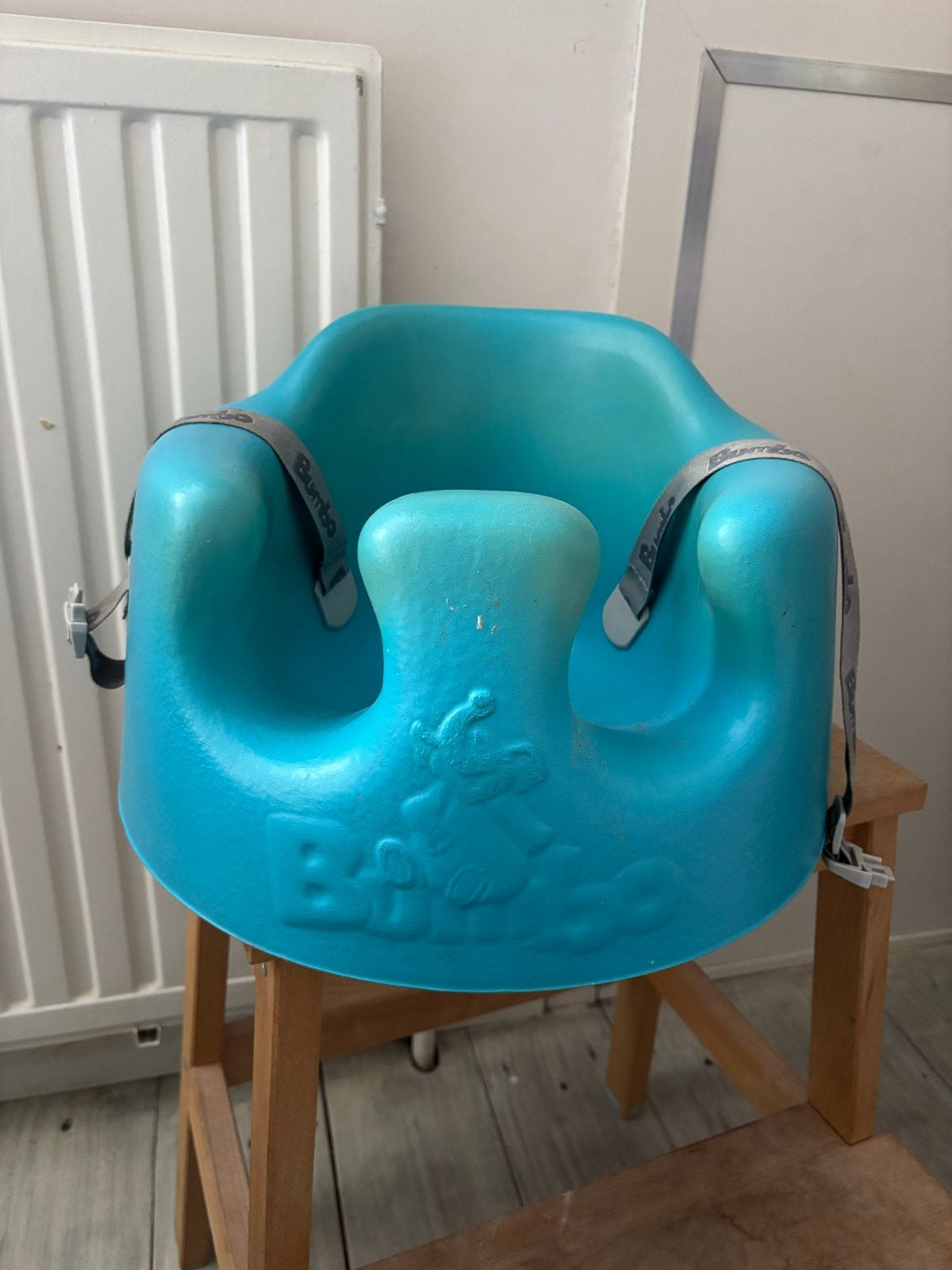 Bumbo babystoel - Blauw met gordels, Ophalen of Verzenden, Gebruikt, Overige typen, Gordel(s)